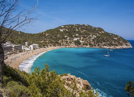 cala san vicente ibiza - Kindvriendelijk strand met boulevard in het Noorden